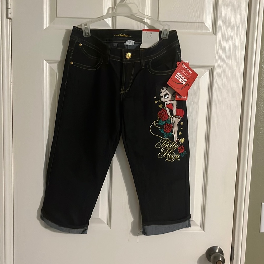 Size 7 South Pole Low Rise Capri Stretch Betty Boop